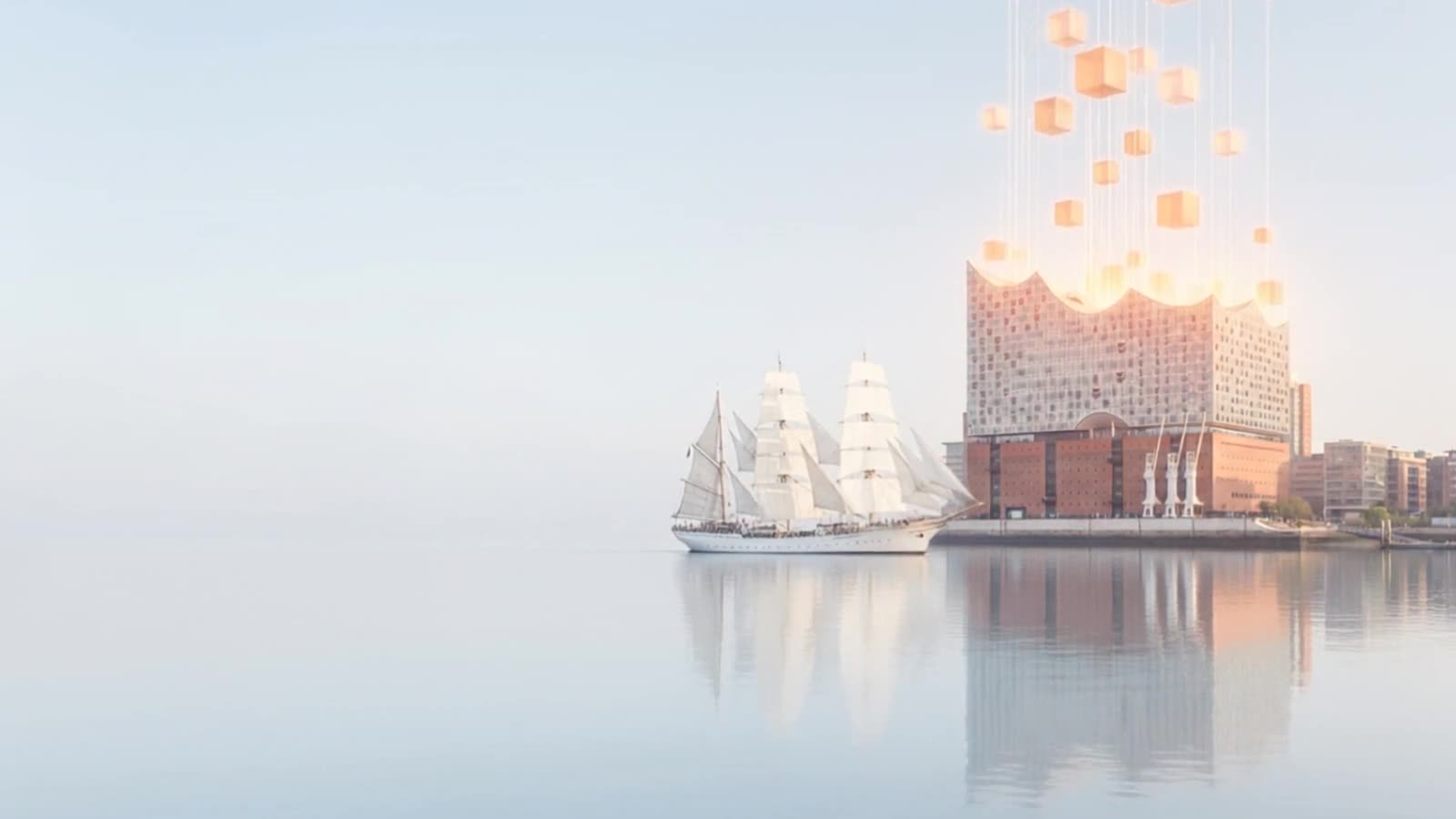 Ein Großsegler unter vollen Segeln zieht im Morgendunst langsam über die Elbe auf die Elbphilharmonie zu; während er näher kommt, löst sich ihr Wellendach nach und nach in leuchtende orange Würfel und Datenlinien auf